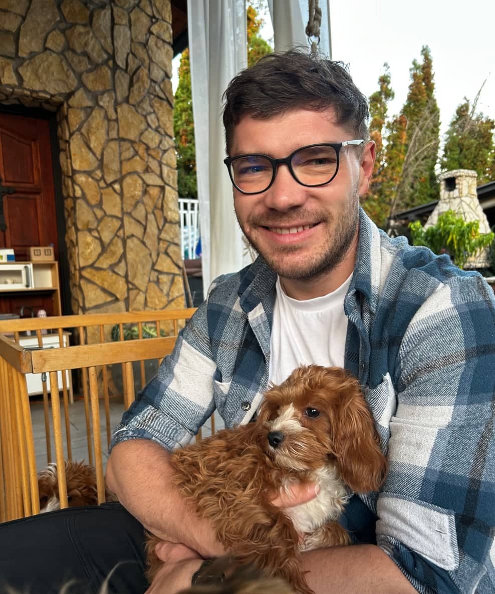 Sergej Kukshausen with a puppy